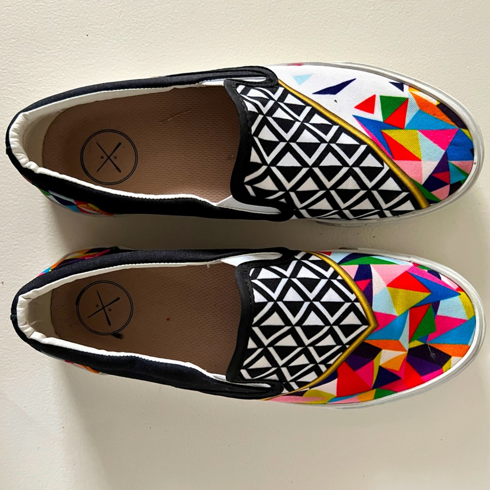 Inkas slides with geometric patterns